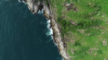 Güneşli bir günde deniz kıyısının hava aracı videosu Güzel deniz yüzeyi doğa manzarası Kuşbakışı tepeden aşağı