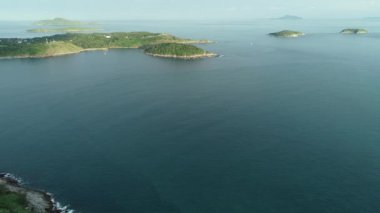 Sersemletici hava aracı görüntüleri yaz mevsiminde güzel tropikal Pofet adalarında uçuşuyor.