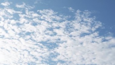 4k hızlandırılmış inanılmaz bulutlar mavi gökyüzü arka planında akıyor