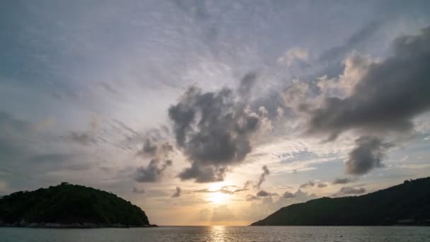 热带海洋上空令人惊奇的落日或日出时光飞逝视频自然景观美丽的自然光 — 图库视频影像