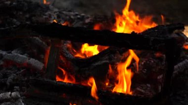 Siyah arkaplanda yanan şenlik ateşi