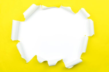 Yırtılmış kağıt beyaz zemin üzerinde sarı yırtık kağıt