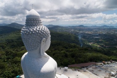 Büyük Buda 'nın Phuket Tayland' daki yüksek dağdan geçişi ve insansız hava aracı görüntüsü konsepti
