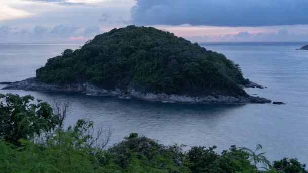 Denizde Küçük Bir Adanın Timelapse Gün Batımı Gün Doğumu Manzarası — Stok video