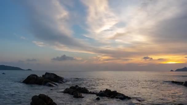 热带海洋上空令人惊奇的落日或日出时光飞逝视频自然景观美丽的自然光 — 图库视频影像