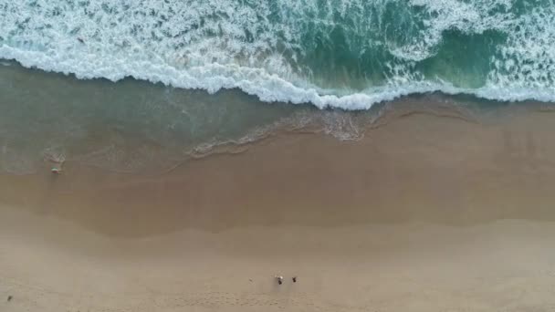 Mer tropicale avec vague s'écrasant sur la plage vue aérienne tir de drone Vue de dessus