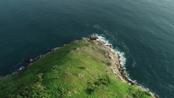 空中俯瞰无人驾驶飞机飞越美丽岛屿上的热带海洋 — 图库视频影像