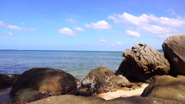 美丽的热带海洋在夏季 岩石在前景蓝天白云在天空中飘扬 — 图库视频影像