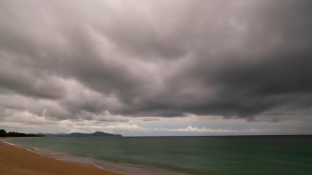 Видеозапись Штормовых Облаков Дождя Над Морем Темные Грозовые Облака Проходящие — стоковое видео
