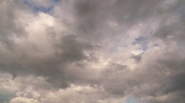 Zaman atlaması 4K 3840x2160 kötü hava gününde gökyüzünde hareket eden kara bulutlar