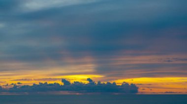 İnanılmaz gün batımı ya da tropikal deniz üzerinde gün doğumu Zaman Hızı video doğa manzarası Doğanın güzel ışığı