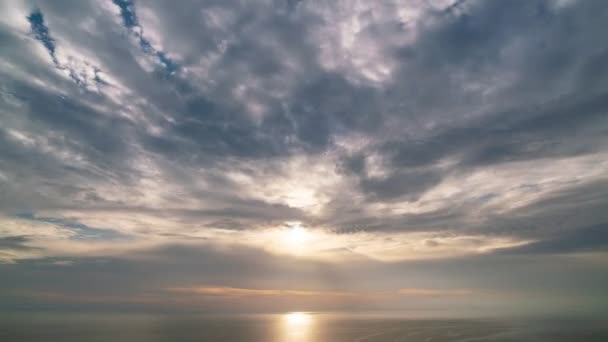 热带海洋上空令人惊奇的落日或日出时光飞逝视频自然景观美丽的自然光 — 图库视频影像