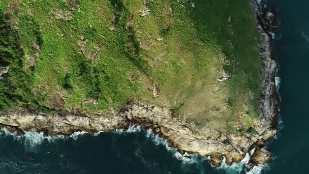 Luchtfoto Drone Video Van Kust Zonnige Dag Mooi Zeeoppervlak Natuur — Stockvideo