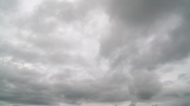 Time lapse 4K 3840x2160 de nuages sombres mouvants dans le ciel par mauvais temps