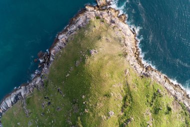 Dalgaların deniz kıyısına çarptığı tropikal deniz ve yüksek dağ Laem krating bakış açısına yerleştirilmiş Phuket Tayland hava gözlem insansız hava aracı tepeden aşağıya bakıyor.