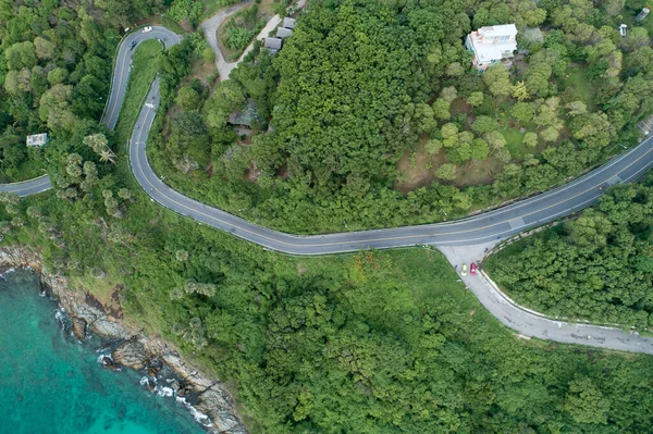 空中高角度ビューで海岸道路の画像と熱帯海のドローンカメラからトップダウン風景 — ストック写真