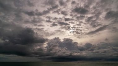 Zaman atlaması 4K 3840x2160 kötü hava gününde gökyüzünde hareket eden kara bulutlar