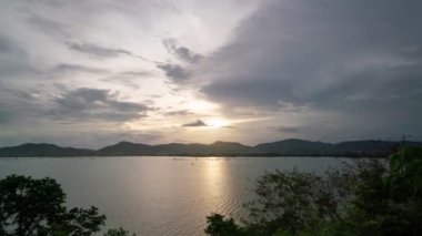 İnanılmaz dramatik günbatımı gökyüzü tropikal denizin üzerinde güzel doğa manzarası Zaman aşımı videosu 