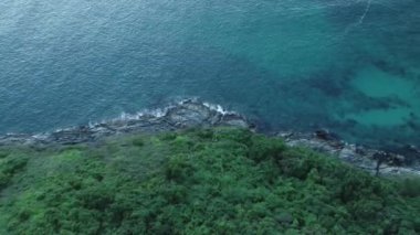 Güneşli bir günde deniz kıyısının hava aracı videosu Güzel deniz yüzeyi doğa manzarası Kuşbakışı tepeden aşağı