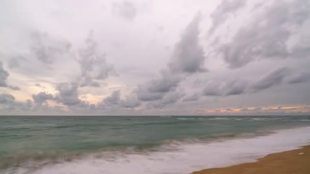 時間の経過4K 3840X2160海の波の上の空に暗い雲が悪天候の日に空の砂のビーチに衝突 — ストック動画