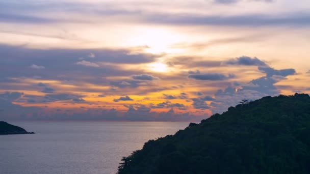 热带海洋上空令人惊奇的落日或日出时光飞逝视频自然景观美丽的自然光 — 图库视频影像