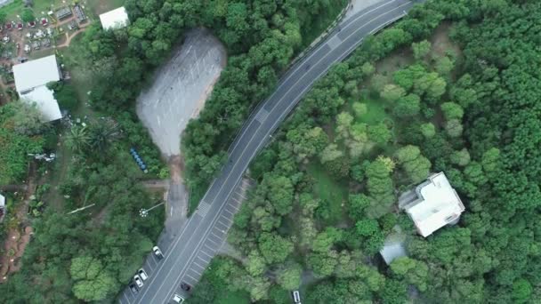 空中ビュー夕方の熱帯海岸近くのアスファルト道路を飛行するドローンビデオトップダウン — ストック動画