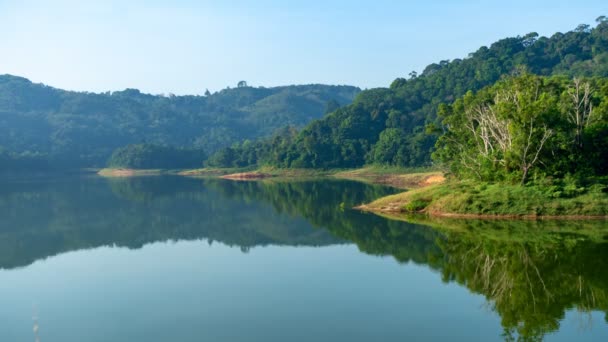 Lapso Tempo Floresta Montanha Com Vista Para Lago — Vídeo de Stock