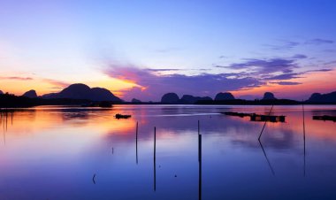 İnanılmaz Doğanın Güzel Işığı dramatik gökyüzü günbatımında deniz manzarası ya da gündoğumu manzarası arka planında