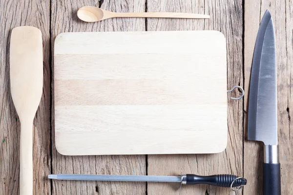 Cuchillo Afilador Con Utensilios Cocina Sobre Fondo Mesa Madera Vieja — Foto de Stock