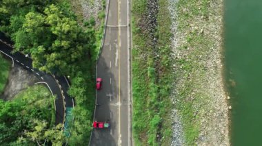 Asfalt yol baraj üzerinde phuket Thailand bir rezervuar üzerinde