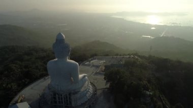 Phuket Tayland 'daki yüksek dağdaki Büyük Buda Heykeli' nin hava görüntüsü.
