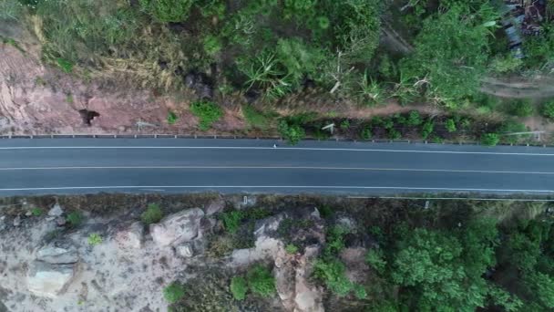 プーケットの貯水池のダム上のアスファルトの道路タイ — ストック動画