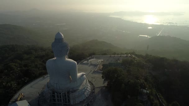 Αεροφωτογραφία Drone Άποψη Του Big Buddha Άγαλμα Στο Ψηλό Βουνό — Αρχείο Βίντεο