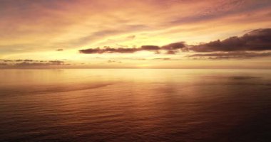 Hava görüntüsü Phuket thailand ve güzel gün batımı içinde güzel deniz yüzeyinde uçan insansız hava aracı görüntüsü.