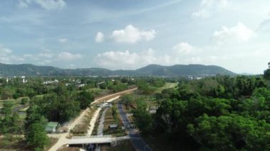 Phuket Tayland 'da şehrin yakınındaki drenaj kanalını gösteren hava aracı görüntüsü