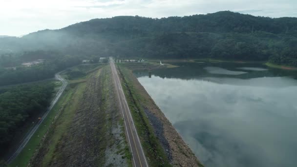 プーケットの貯水池のダム上のアスファルトの道路タイ — ストック動画