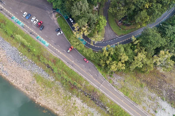 大坝周围有汽车和自行车道弯道的沥青路面无人驾驶飞机从高空俯瞰的照片 — 图库照片
