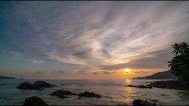 Gün batımında gökyüzünden geçen güzel ışık ve bulutların 4k zamanı.