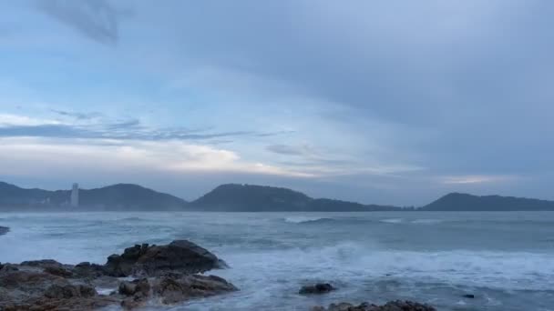 Лапс Великої Хвилі Розбивається Скелі Патонґбей Пхукет Таїланд — стокове відео