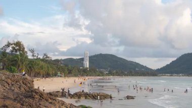 4K seyahat zamanı insanlar yaz tatilinde Patong plajında Phuket Tayland 'da dinlenir.