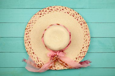 Ahşap arka planda güzel bayan şapkası plajı