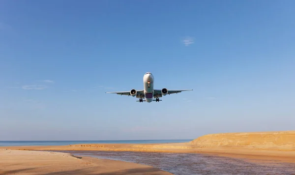 Commercial Airplane Landing Sea Summer Season Clear Blue Sky Beautiful — Stock Photo, Image