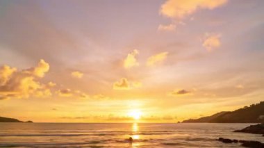 4K İnanılmaz dramatik gündoğumu gökyüzü ya da günbatımı gökyüzü ve bulutların tropik denizin üzerinde akışı Gökyüzündeki güzel ışık doğası