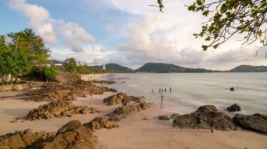 4K seyahat zamanı insanlar yaz tatilinde Patong plajında Phuket Tayland 'da dinlenir.