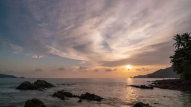 4K İnanılmaz dramatik gündoğumu gökyüzü ya da günbatımı gökyüzü ve bulutların tropik denizin üzerinde akışı Gökyüzündeki güzel ışık doğası