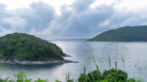 Timelapse Pequeña Isla Mar Con Nubes Que Fluyen Cielo — Vídeo de stock