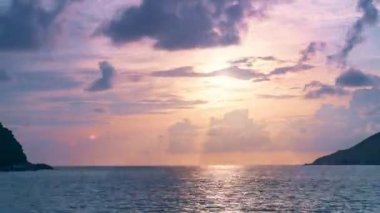 4K İnanılmaz dramatik gündoğumu gökyüzü ya da günbatımı gökyüzü ve bulutların tropik denizin üzerinde akışı Gökyüzündeki güzel ışık doğası