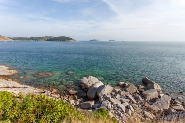 Yaz mevsiminde deniz manzaralı güzel tropikal denizin manzara manzarası.
