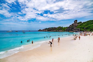 Similan Adası 27 Ekim 2019 yüzen turistler Similan Adaları 'nda dalışın keyfini çıkarıyorlar. Similan Ulusal Parkı, Phang nga Tayland