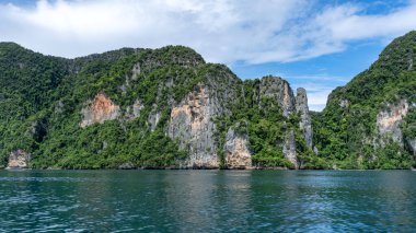 Tatil tatili arka planında Krabi Eyaleti Tayland 'daki güzel Phi adasının muhteşem manzarası 